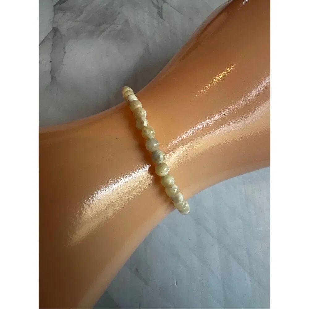 Vintage Mother-of-Pearl Bead Bracelet Barrel Clasp Mid-Century